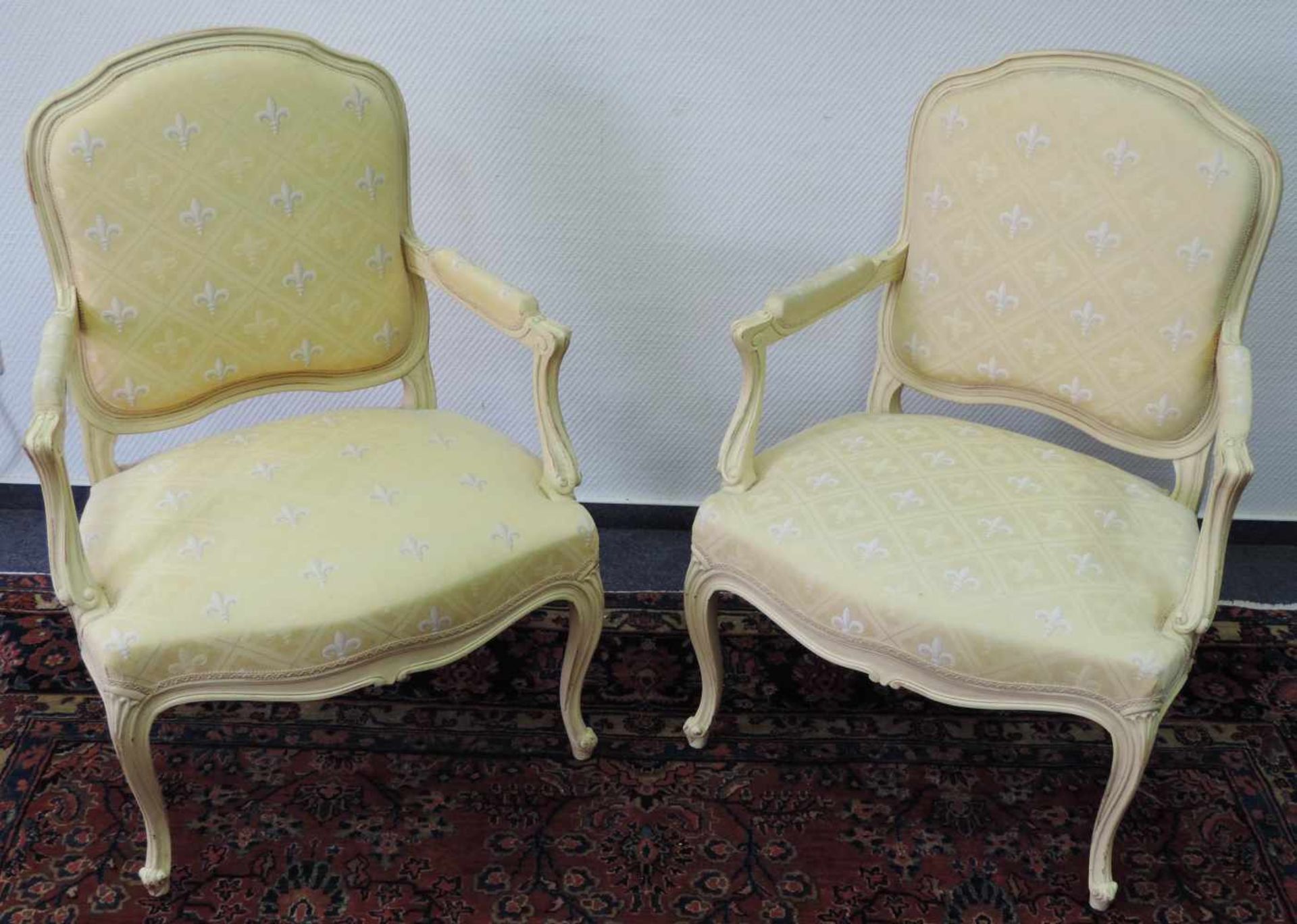 Zwei Armlehnsessel, Barockstil. 96 cm x 70 cm x 50 cm. Two armchairs, Baroque style. 96 cm x 70 cm x