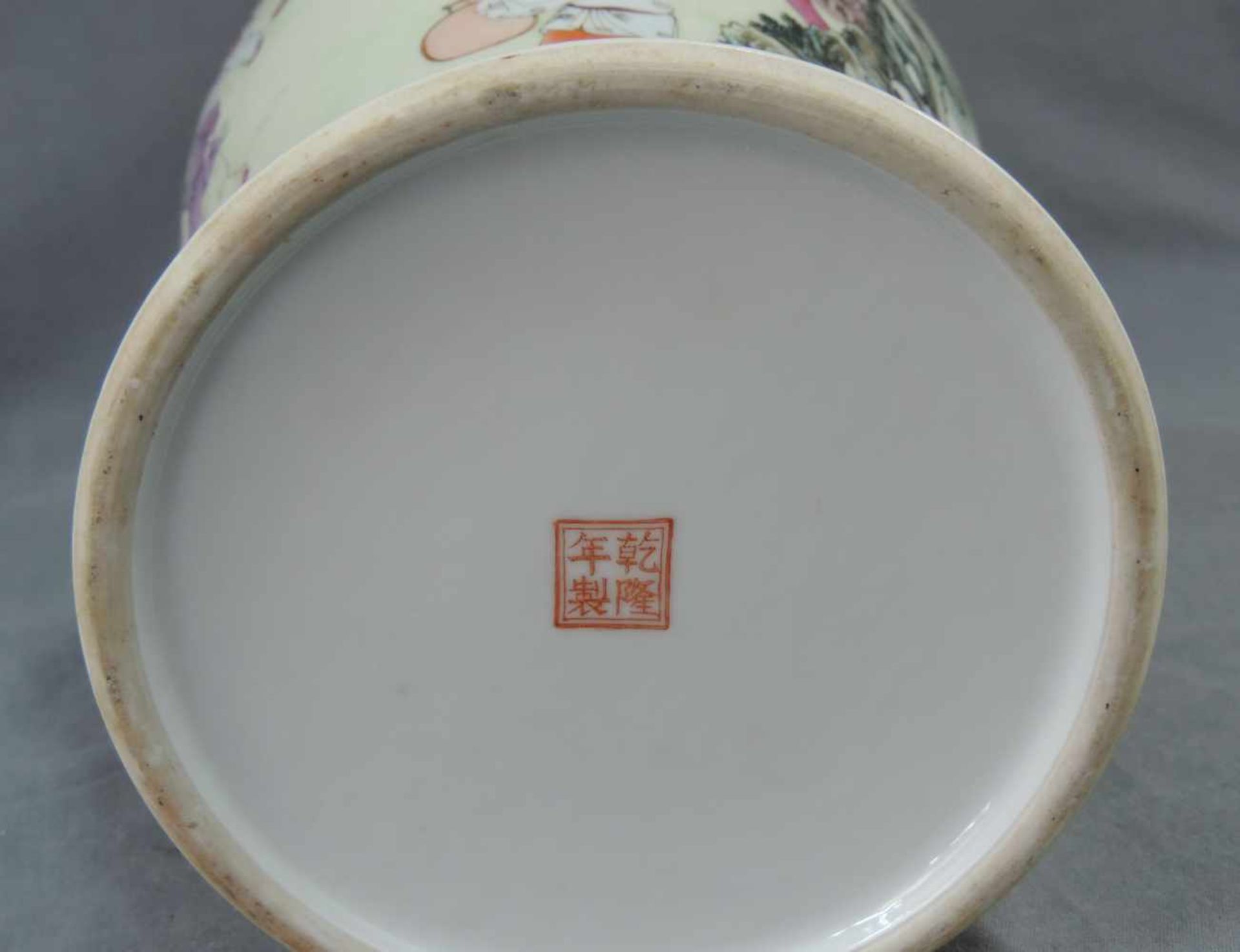 Vase China. Theater Motiv. 41 cm hoch. Vase China. Theater motif. 41 cm high. - Bild 5 aus 8