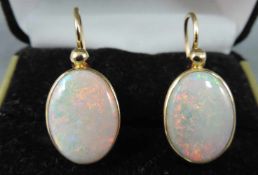 Paar Ohrringe. 750er Gold mit Opalen. 7,6 Gramm gesamt. Originalrechnung vorhanden. Länge der Opale:
