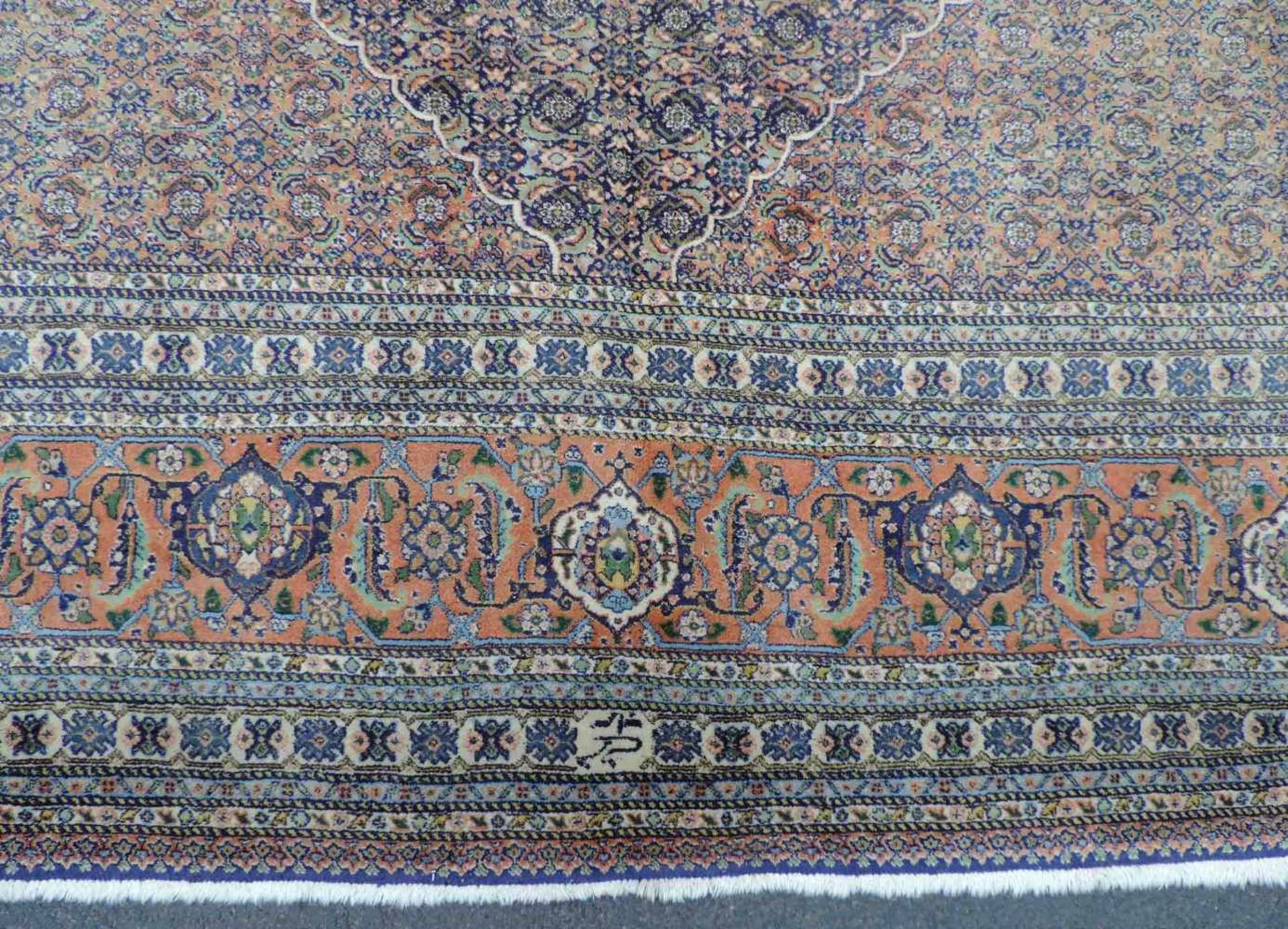 Täbris Mahi Perserteppich, signiert. Iran. Sehr feine Knüpfung. 400 cm x 300 cm. Orientteppich, - Bild 6 aus 12
