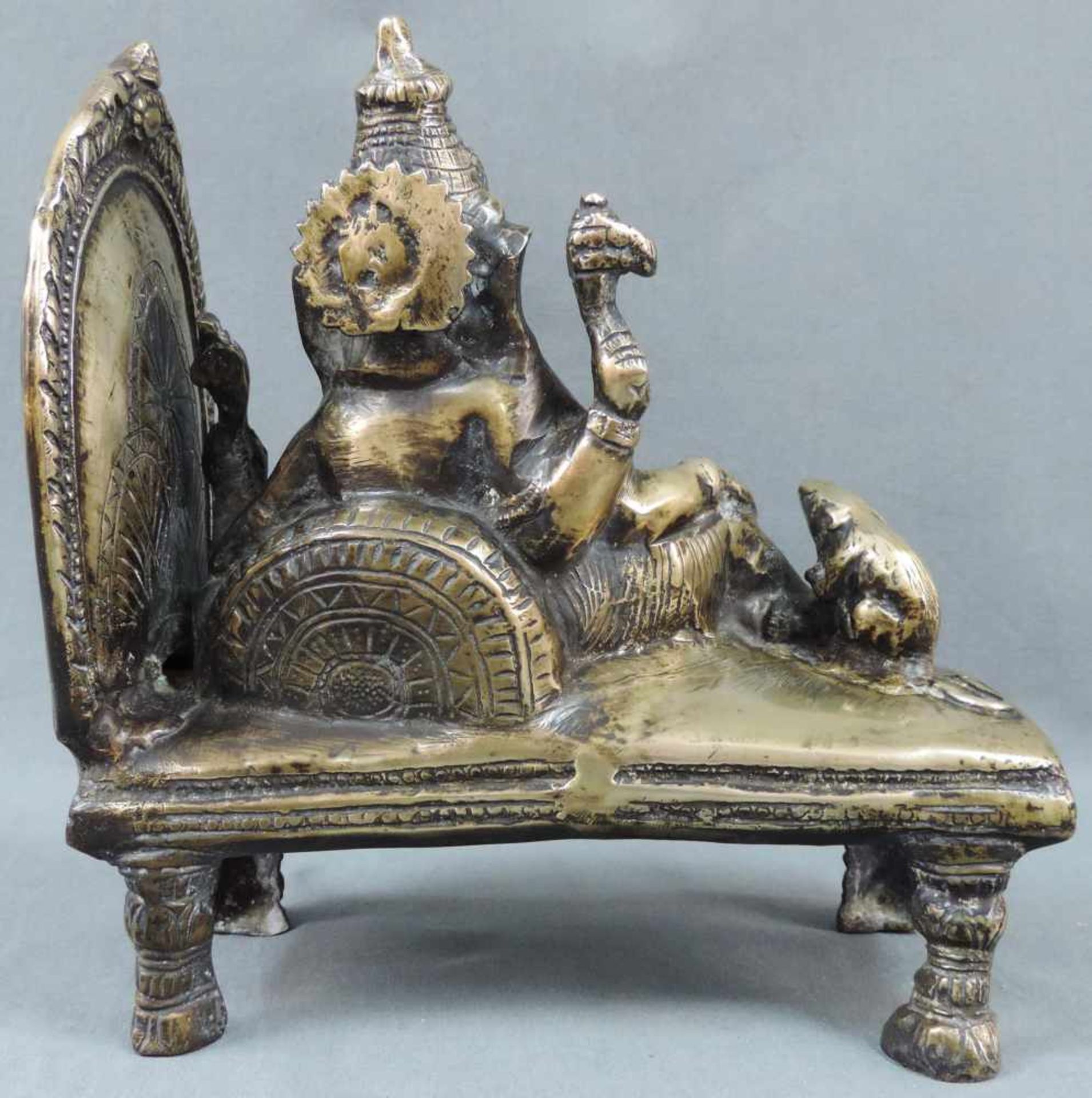 Ganesh mit Ratte. Dazu Pferd, Bronze, Indien um 1800. 28 cm hoch. Der Ganesh aus Bronze wiegt 5,8 - Bild 9 aus 12