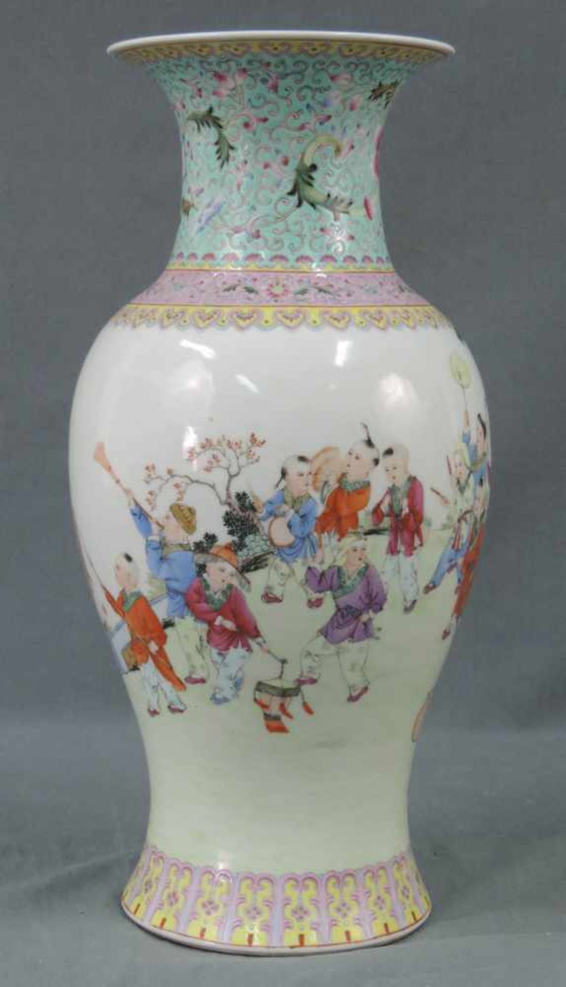 Vase China. Theater Motiv. 41 cm hoch. Vase China. Theater motif. 41 cm high. - Bild 3 aus 8