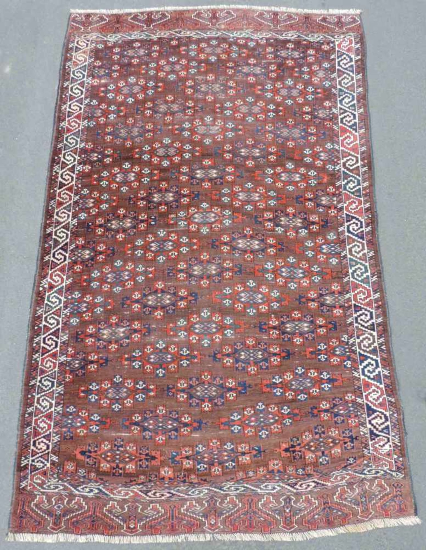Jomud Hauptteppich. Turkmenistan. Antik, um 1900. 318 cm x 186 cm. Stammesteppich, handgeknüpft.