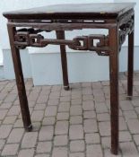 Tisch China, Qing wohl 19. Jahrhundert. Weichholz ebonisiert. 87 cm x 70 cm x 70 cm. Table China,
