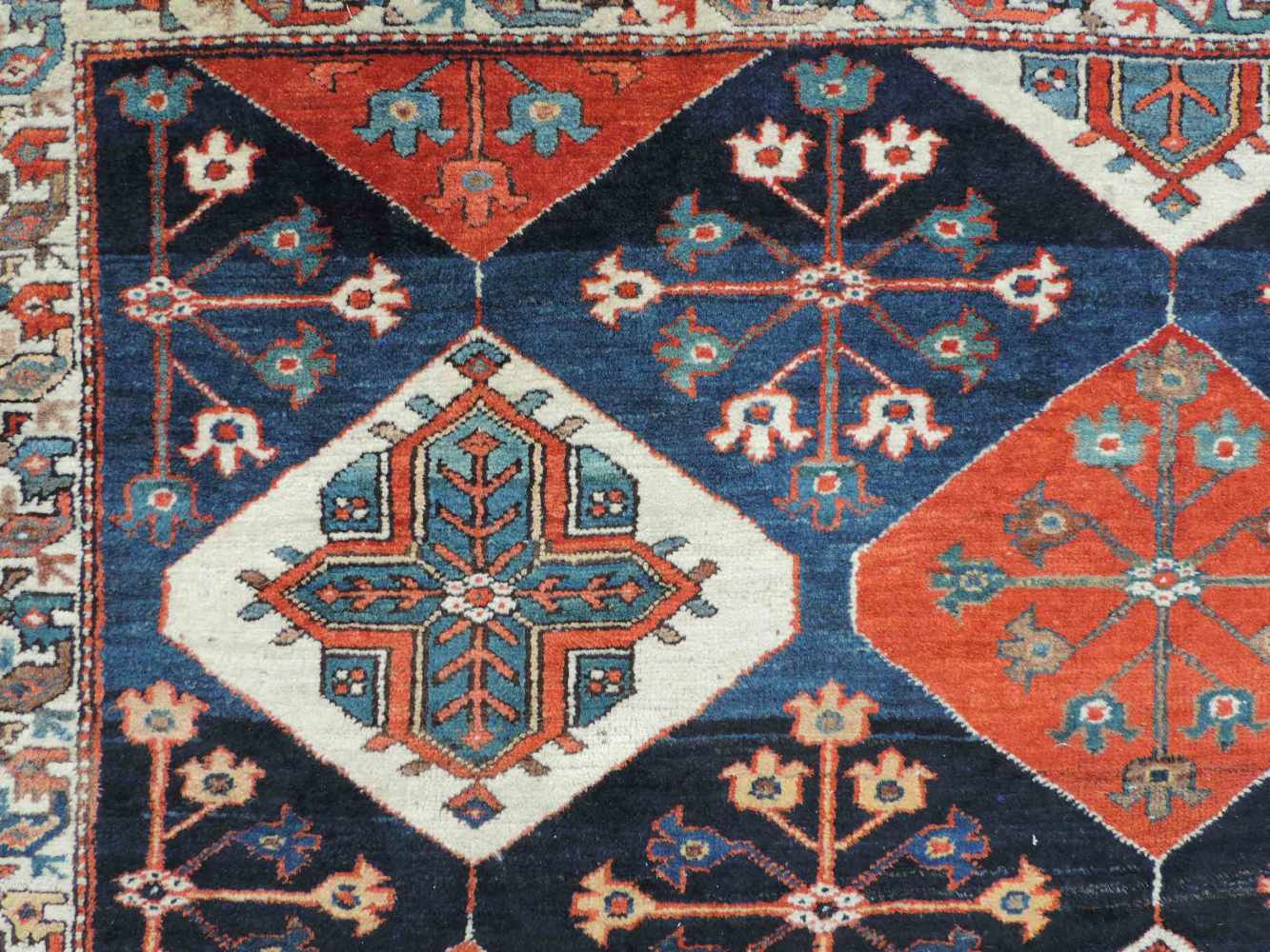 Bachtiar Felderteppich. Persien. Iran, antik, um 1900. 305 cm x 188 cm. Handgeknüpft. Wolle auf - Image 9 of 10