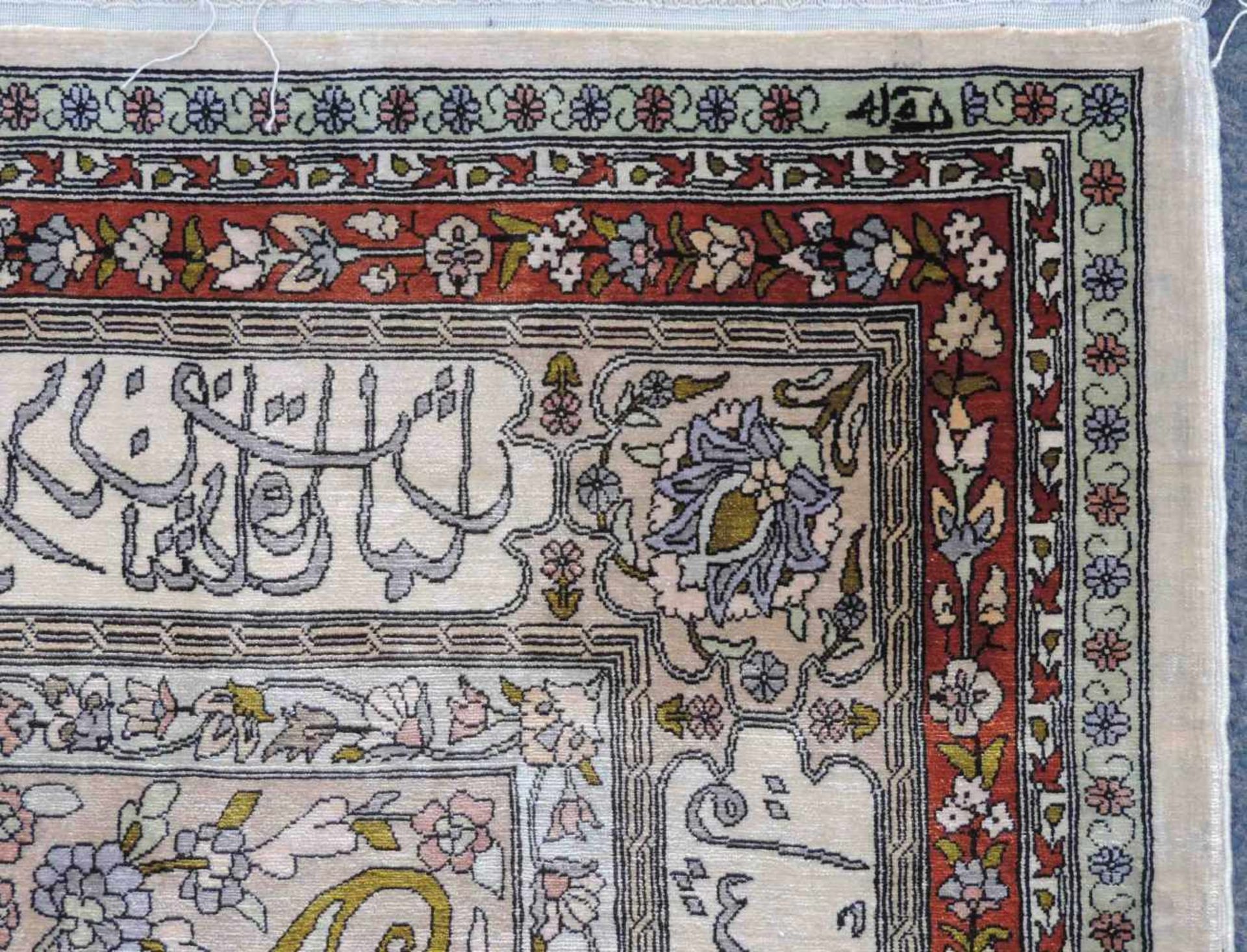 Hereke Gebetsteppich signiert. Türkei. Seide auf Seide. 150 cm x 100 cm. Orientteppich, - Bild 4 aus 6