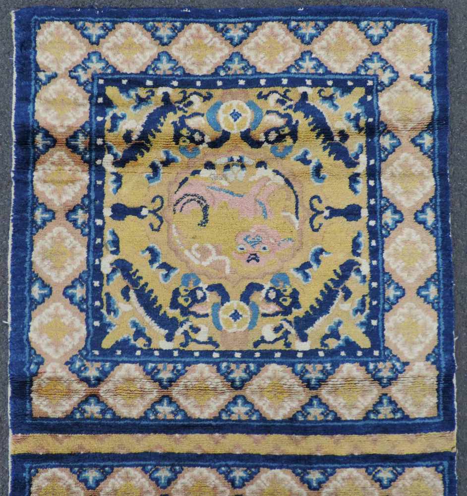 Ningxia, Sitzbankteppich mit 6 Plätzen, China, Mitte 19. Jahrhundert. 388 cm x 65,5 cm. - Image 7 of 9