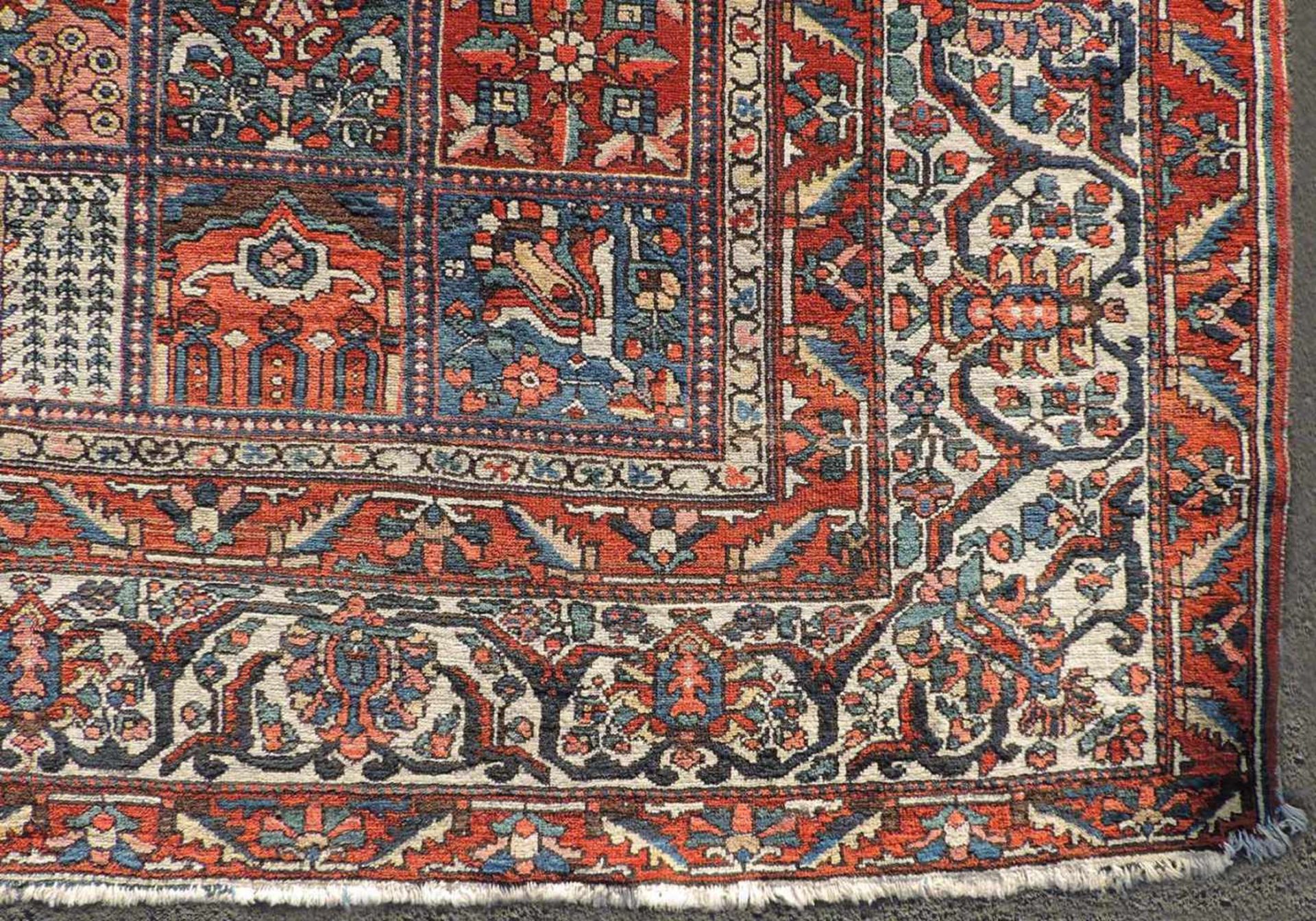 Felderteppich. Bachtiar Persien. Iran, alt, Mitte 20. Jahrhundert. 486 cm x 449 cm. Handgeknüpft. - Bild 7 aus 12