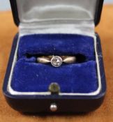 Ring mit Diamant in altem Schliff. Wohl 18. Jahrhundert. 585 Gold. 2,6 Gramm Gesamtgewicht. Der