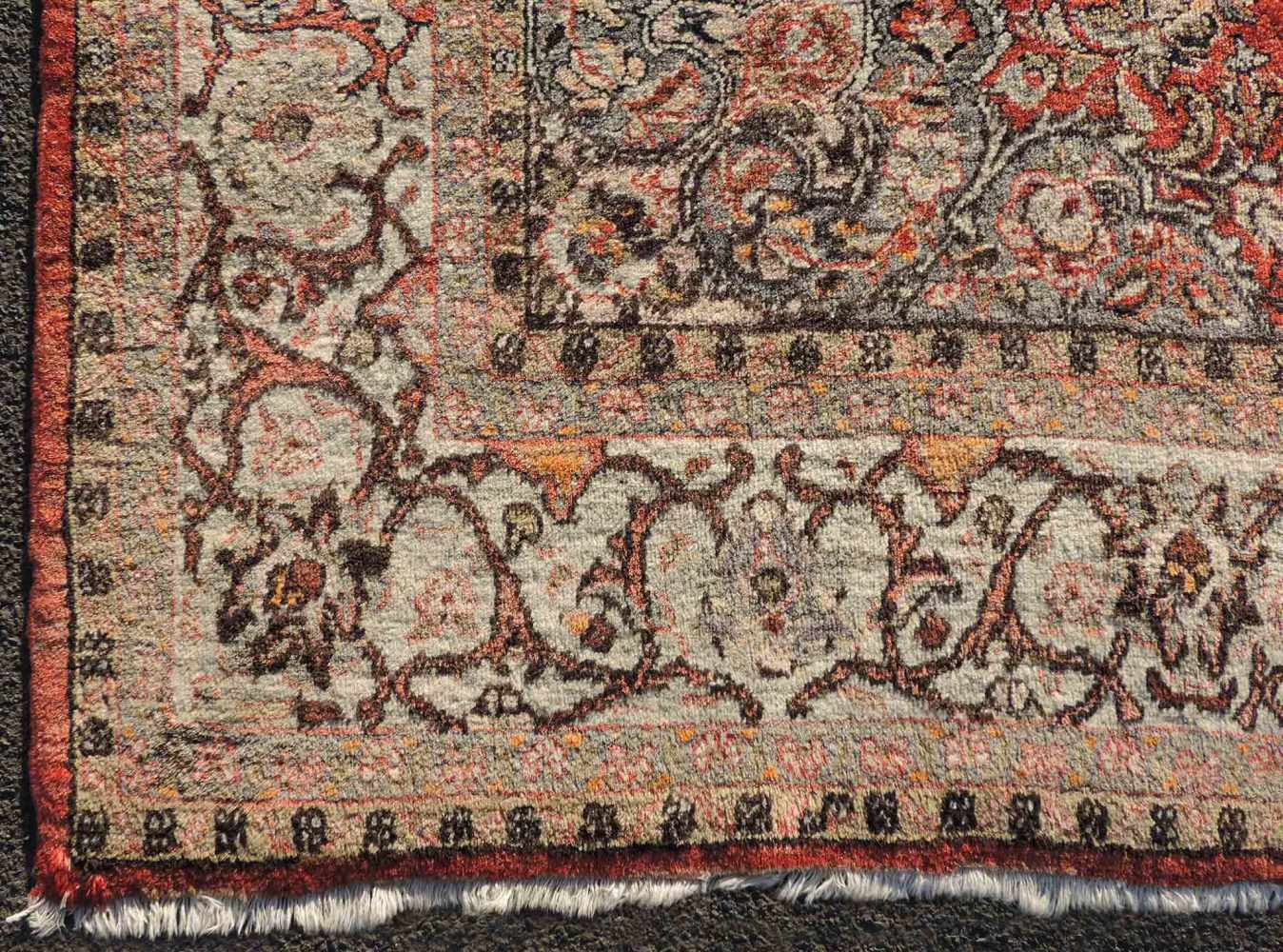 Saruk, Perserteppich. Iran, Mitte 20. Jahrhundert. 322 cm x 214 cm. Handgeknüpft. Wolle auf Wolle. - Image 2 of 9