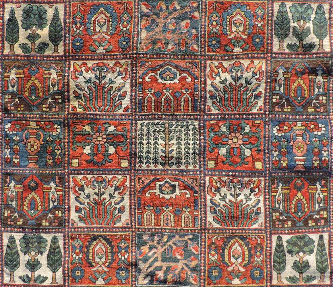 Felderteppich. Bachtiar Persien. Iran, alt, Mitte 20. Jahrhundert. 486 cm x 449 cm. Handgeknüpft. - Image 9 of 12