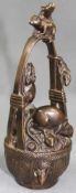 Essenskorb mit Ratten. Bronze. Japan. Späte Edo Zeit. 19. Jahrhundert. 19,5 cm hoch. Typische Arbeit