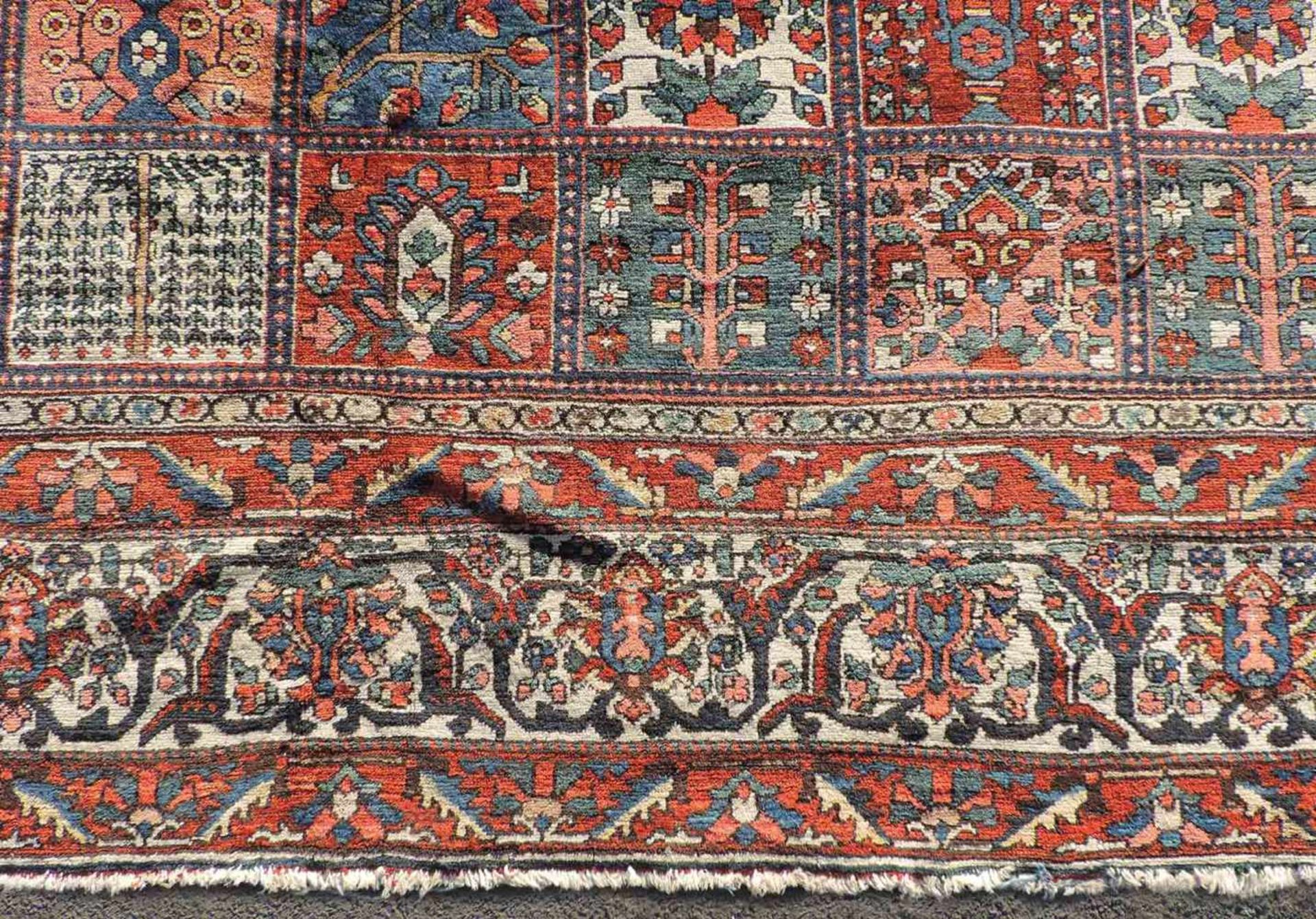 Felderteppich. Bachtiar Persien. Iran, alt, Mitte 20. Jahrhundert. 486 cm x 449 cm. Handgeknüpft. - Bild 6 aus 12