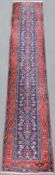 Hamadan Galerie, Teppich. Iran. Alt, 1. Hälfte 20. Jahrhundert. 510 cm x 103 cm. Handgeknüpft. Wolle