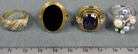 4 Ringe, 585 Gelbgold. Auch mit Diamanten, Perlen und Steinen. 25 Gramm Gesamtgewicht. 4 rings,