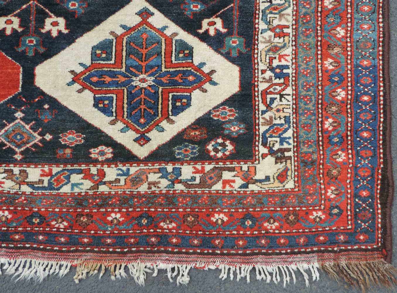 Bachtiar Felderteppich. Persien. Iran, antik, um 1900. 305 cm x 188 cm. Handgeknüpft. Wolle auf - Image 4 of 10