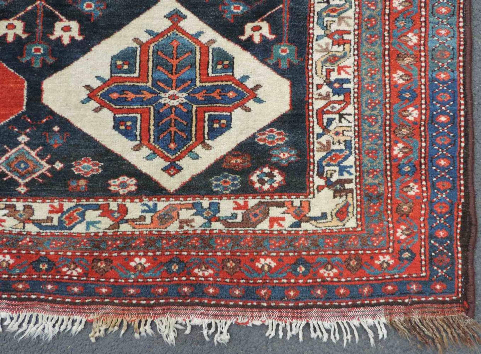 Bachtiar Felderteppich. Persien. Iran, antik, um 1900. 305 cm x 188 cm. Handgeknüpft. Wolle auf - Bild 4 aus 10