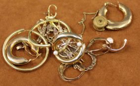 Schmuck und Bruchgold. 21,5 Gramm Gesamtgewicht. Jewelry and broken gold. 21.5 grams total weight.