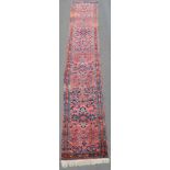 Lillian Läufer. Iran. Dorfteppich. 464 cm x 84 cm. Handgeknüpft. Wolle auf Baumwolle. Perserteppich.