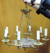 8-armige Deckenlampe, Empirestil. Mit Messing. 70 cm hoch, Durchmesser 62 cm. 8-arm ceiling lamp,