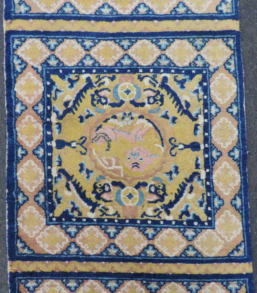 Ningxia, Sitzbankteppich mit 6 Plätzen, China, Mitte 19. Jahrhundert. 388 cm x 65,5 cm. - Image 5 of 9