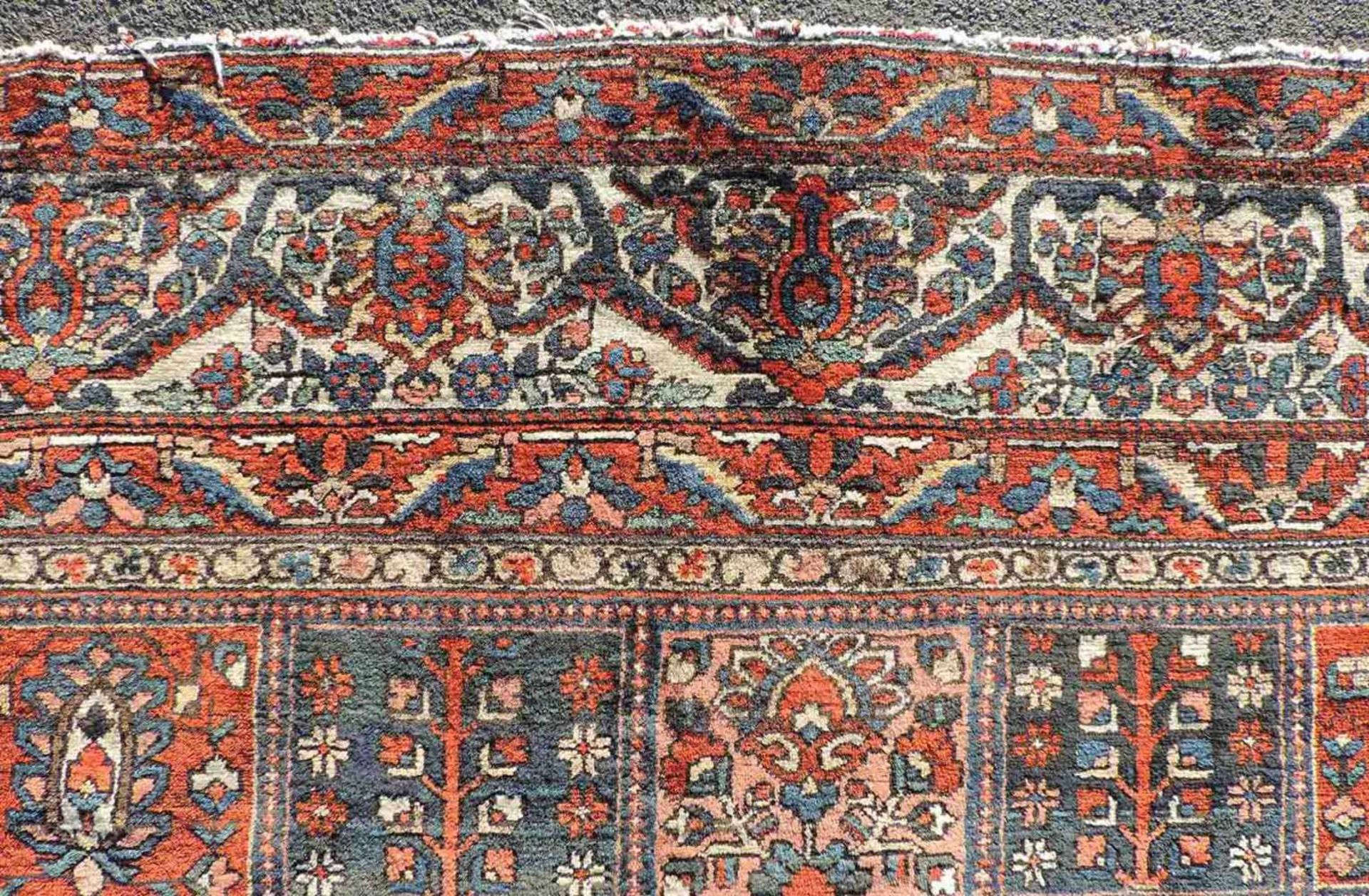 Felderteppich. Bachtiar Persien. Iran, alt, Mitte 20. Jahrhundert. 486 cm x 449 cm. Handgeknüpft. - Bild 12 aus 12