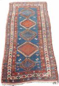 Kasak Dorfteppich. Kaukasus, antik, um 1900. 270 cm x 146 cm. Handgeknüpft. Wolle auf Wolle. Kazak