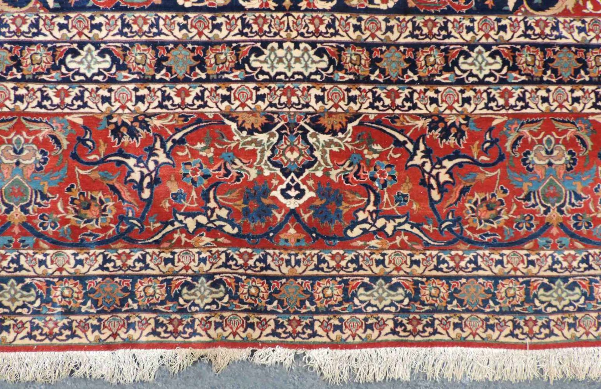 Isfahan Perserteppich. Iran. Alt, um 1910. Selten feine Knüpfung. 437 cm x 333 cm. Orientteppich, - Bild 5 aus 11