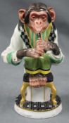 Flöte spielender Affe, Meissen. Knaufzeit. Porzellanfigur. Circa 16,5 cm hoch. Bodenmarke. U.a. am