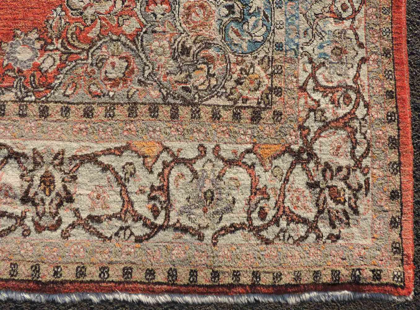 Saruk, Perserteppich. Iran, Mitte 20. Jahrhundert. 322 cm x 214 cm. Handgeknüpft. Wolle auf Wolle. - Image 3 of 9