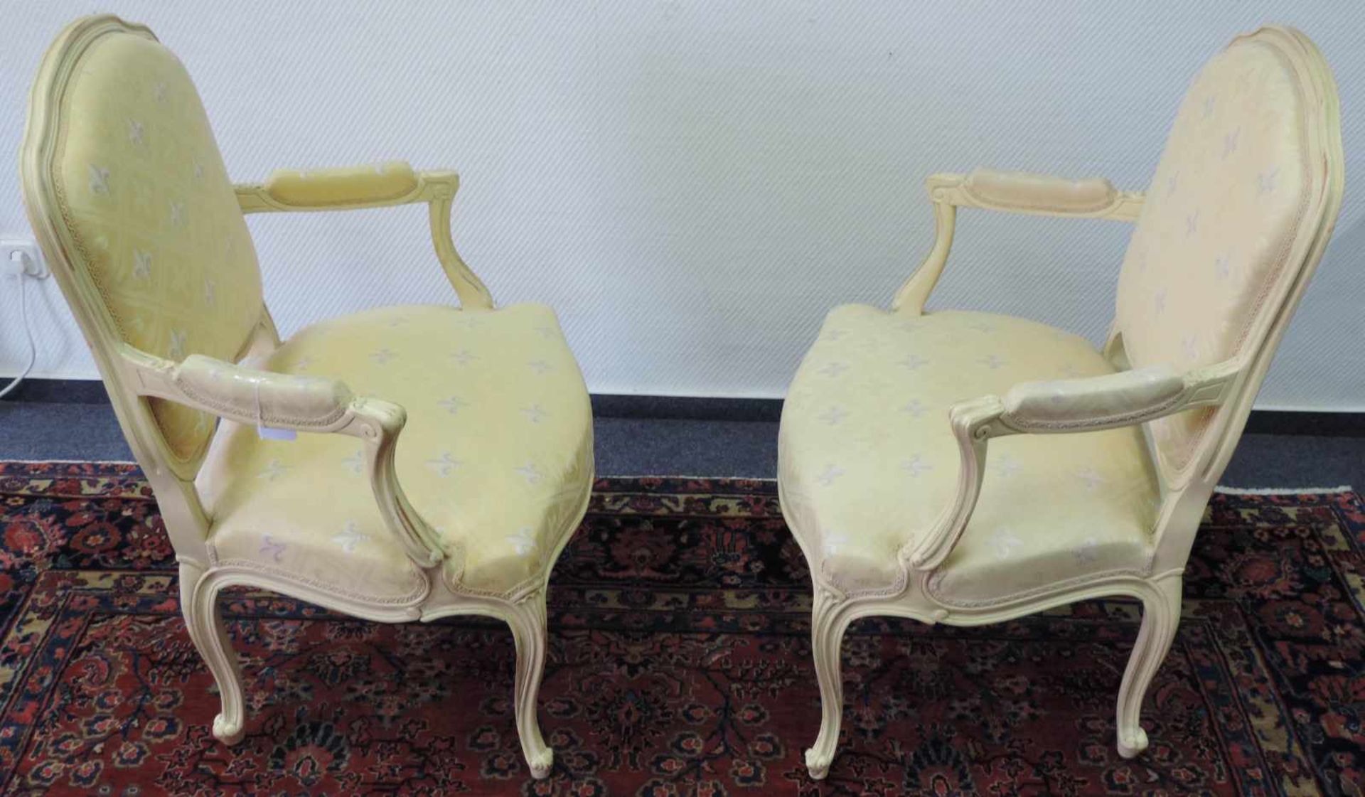 Zwei Armlehnsessel, Barockstil. 96 cm x 70 cm x 50 cm. Two armchairs, Baroque style. 96 cm x 70 cm x - Bild 2 aus 4