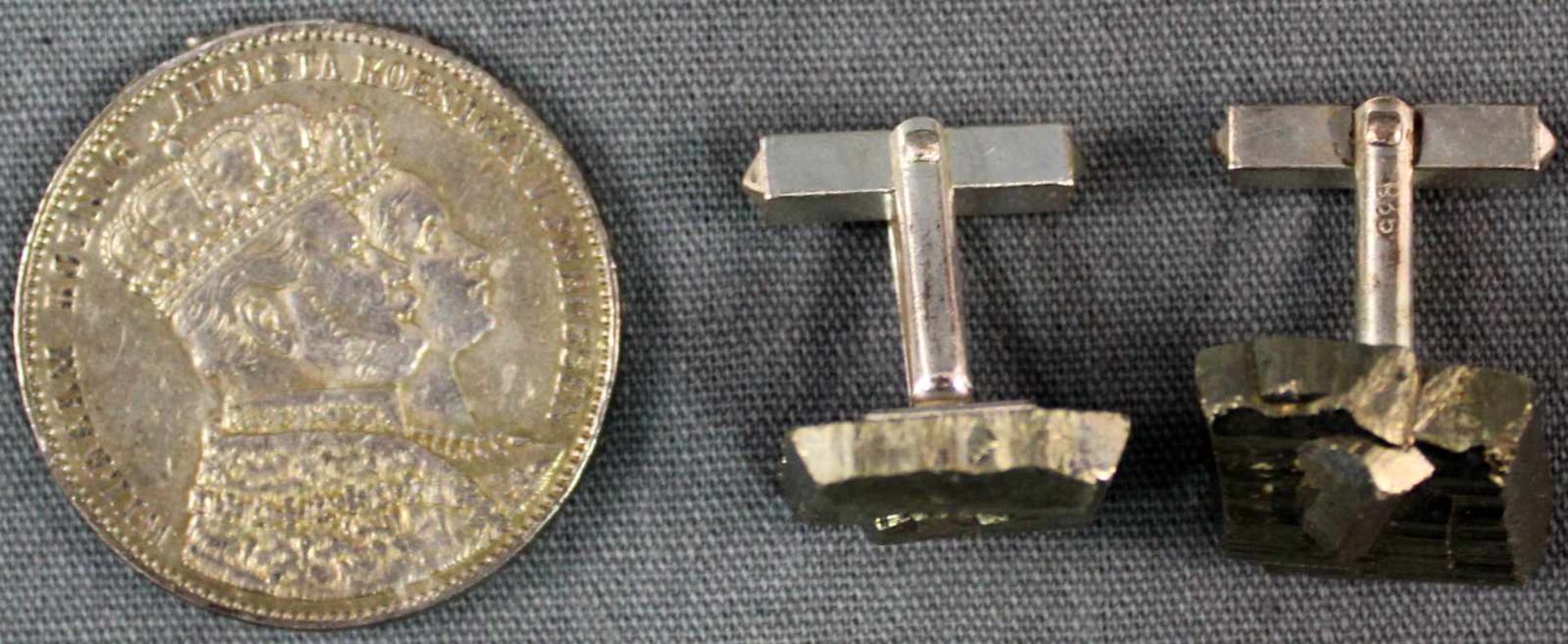 Preußischer Krönungstaler, 1861 Wilhelm I., und ein Paar Manschettenknöpfe 835 Silber. 36,7 Gramm.