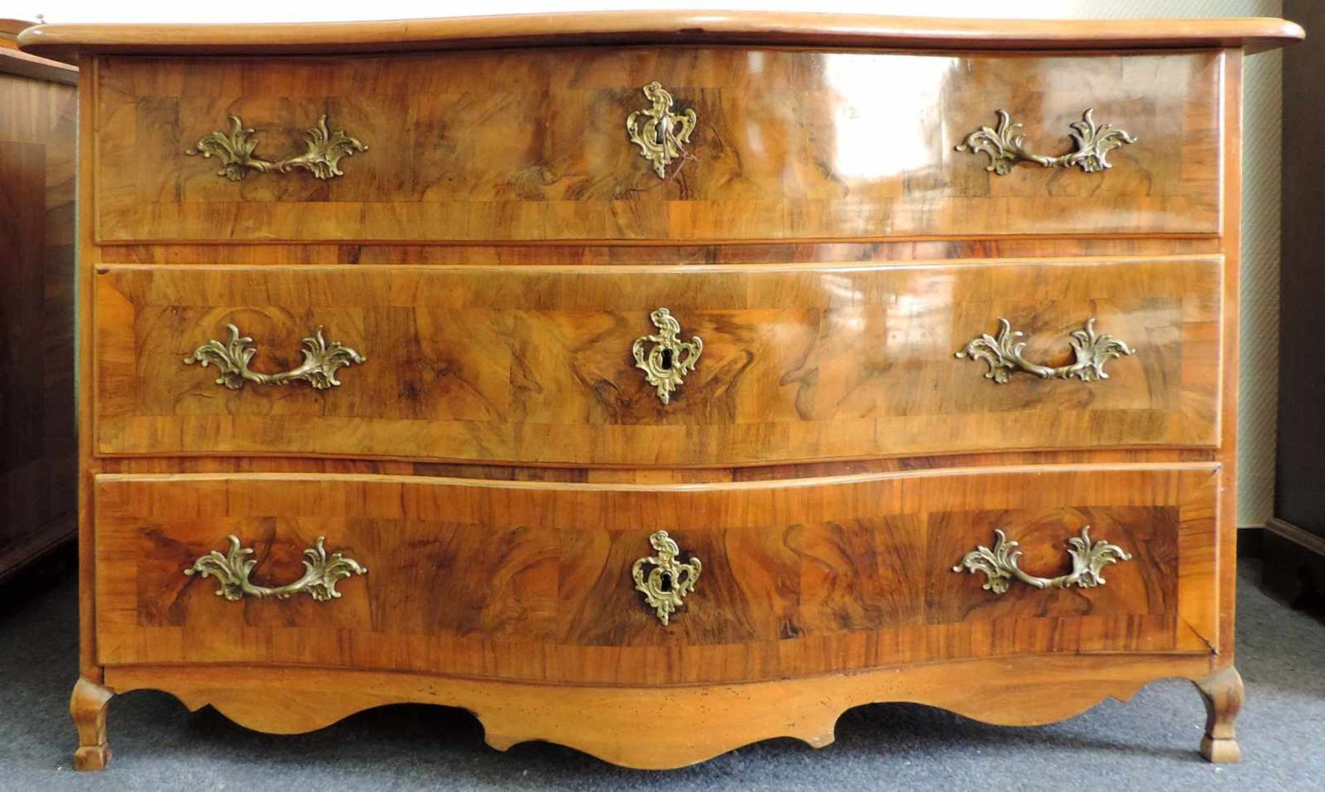 Geschweifte, dreischübige Barockkommode, um 1780. 82 cm x 132 cm x 70 cm. Baroque chest of