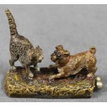 Zigarrenschneider. Wiener Bronze um 1900. 3,5 cm x 5 cm. Mops und Katze streiten sich. Kalt