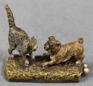 Zigarrenschneider. Wiener Bronze um 1900. 3,5 cm x 5 cm. Mops und Katze streiten sich. Kalt