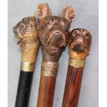 Drei Spazierstöcke / Gehstöcke, mit geschnitzten Hundeköpfen. Bis 99 cm lang. Die Hundeköpfe