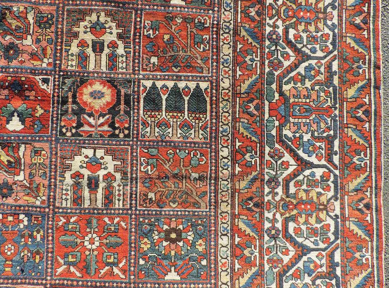 Felderteppich. Bachtiar Persien. Iran, alt, Mitte 20. Jahrhundert. 486 cm x 449 cm. Handgeknüpft. - Image 10 of 12