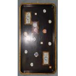 Potpourri Tablett mit Porzellaneinlagen, Qing. China. Wohl 19. Jahrhundert. 83,5 cm x 43 cm lang.