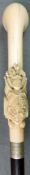 Gehstock, 19. Jahrhundert. Elfenbeinknauf mit Adelswappen und Widmung. Der Knauf 20 cm lang. 84 cm