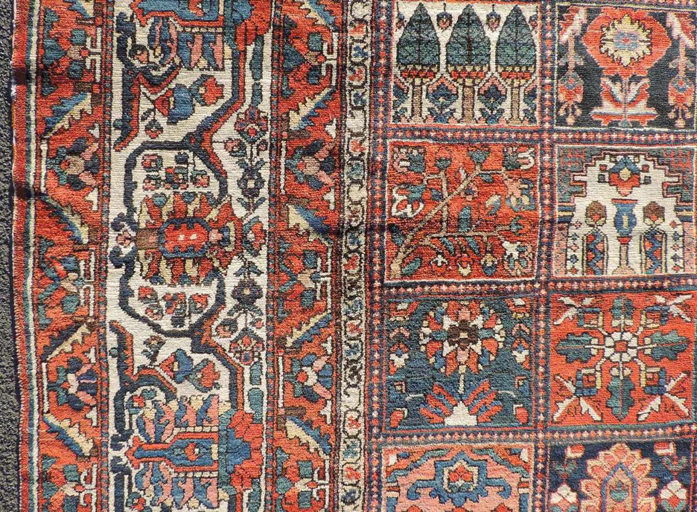 Felderteppich. Bachtiar Persien. Iran, alt, Mitte 20. Jahrhundert. 486 cm x 449 cm. Handgeknüpft. - Image 8 of 12