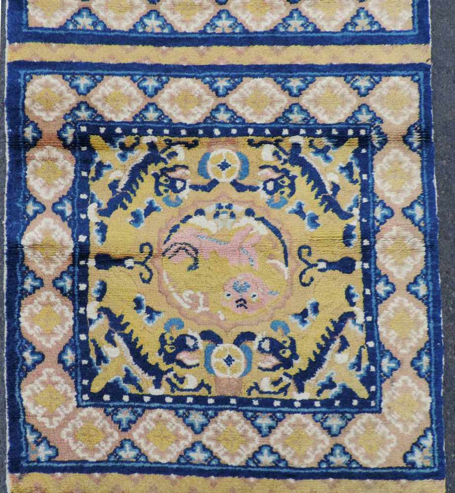 Ningxia, Sitzbankteppich mit 6 Plätzen, China, Mitte 19. Jahrhundert. 388 cm x 65,5 cm. - Image 6 of 9