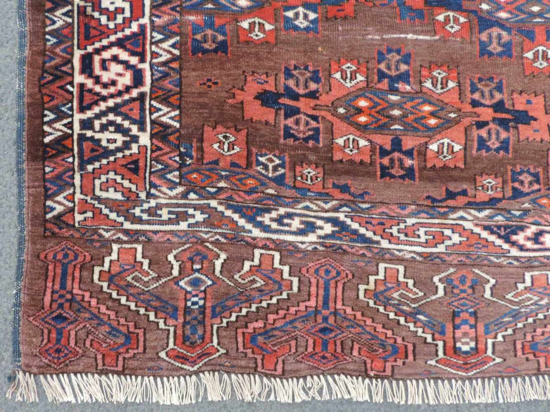 Jomud Hauptteppich. Turkmenistan. Antik, um 1900. 318 cm x 186 cm. Stammesteppich, handgeknüpft. - Bild 2 aus 9