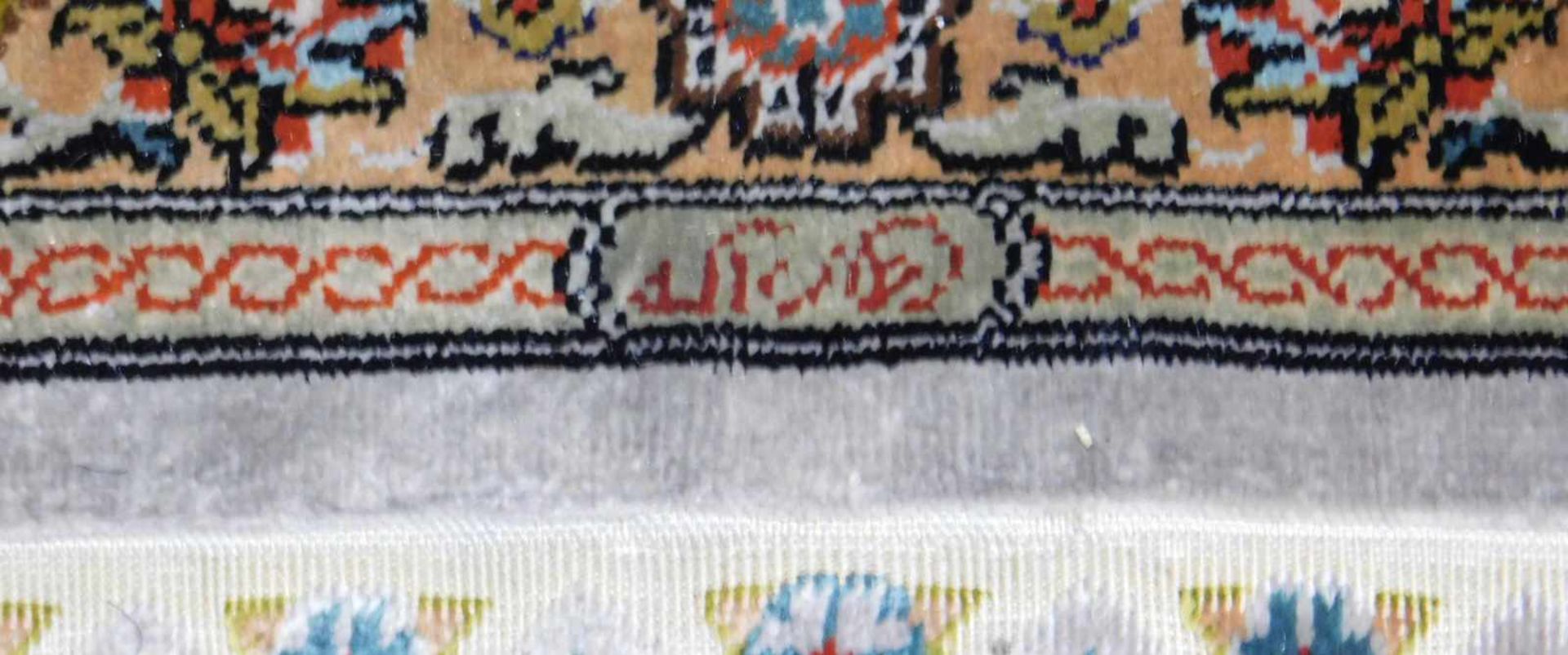 Herke Signiert Gebetsteppich. Türkei. Seide auf Seide. Selten feine Knüpfung. 159 cm x 93 cm. - Bild 5 aus 7