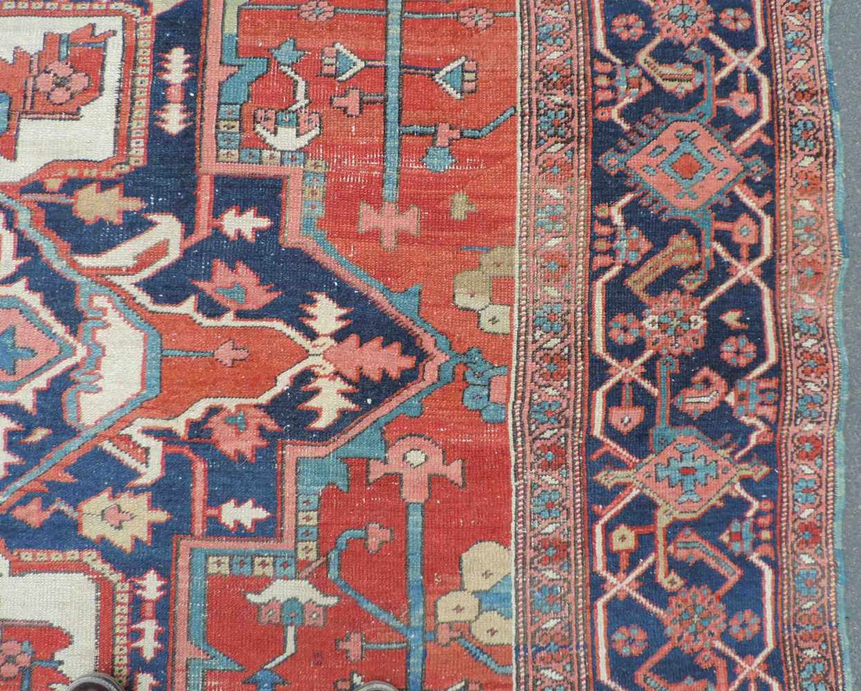 Heris Serapi Perserteppich. Iran. Antik, um 1890. 365 cm x 300 cm. Handgeknüpft. Wolle auf - Image 8 of 11