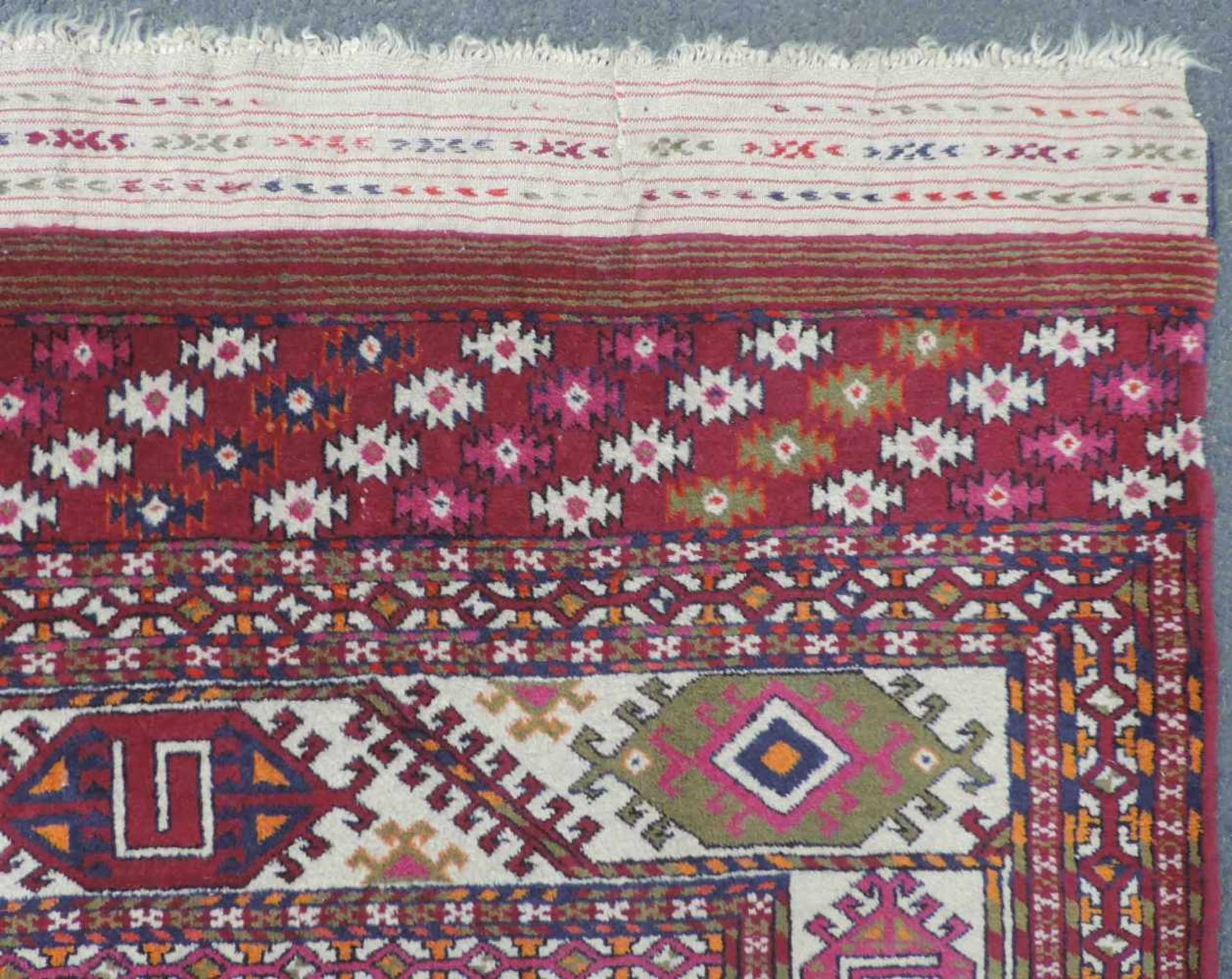 Chaudyr Turkoman, Hauptteppich. Turkmenistan. Signiert. 320 (296) cm x 219 cm. Handgeknüpft. Wolle - Bild 7 aus 9