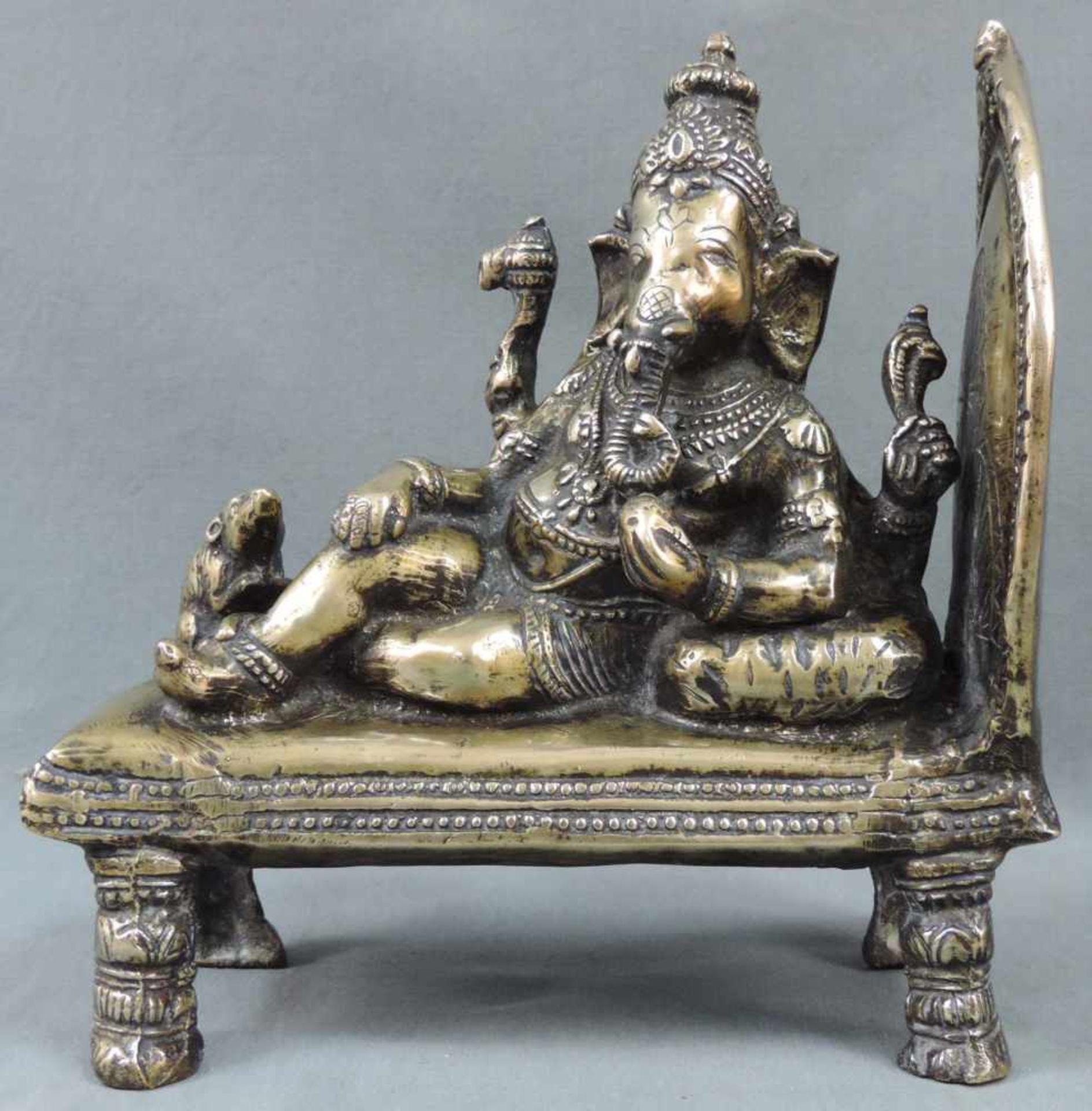 Ganesh mit Ratte. Dazu Pferd, Bronze, Indien um 1800. 28 cm hoch. Der Ganesh aus Bronze wiegt 5,8 - Bild 5 aus 12