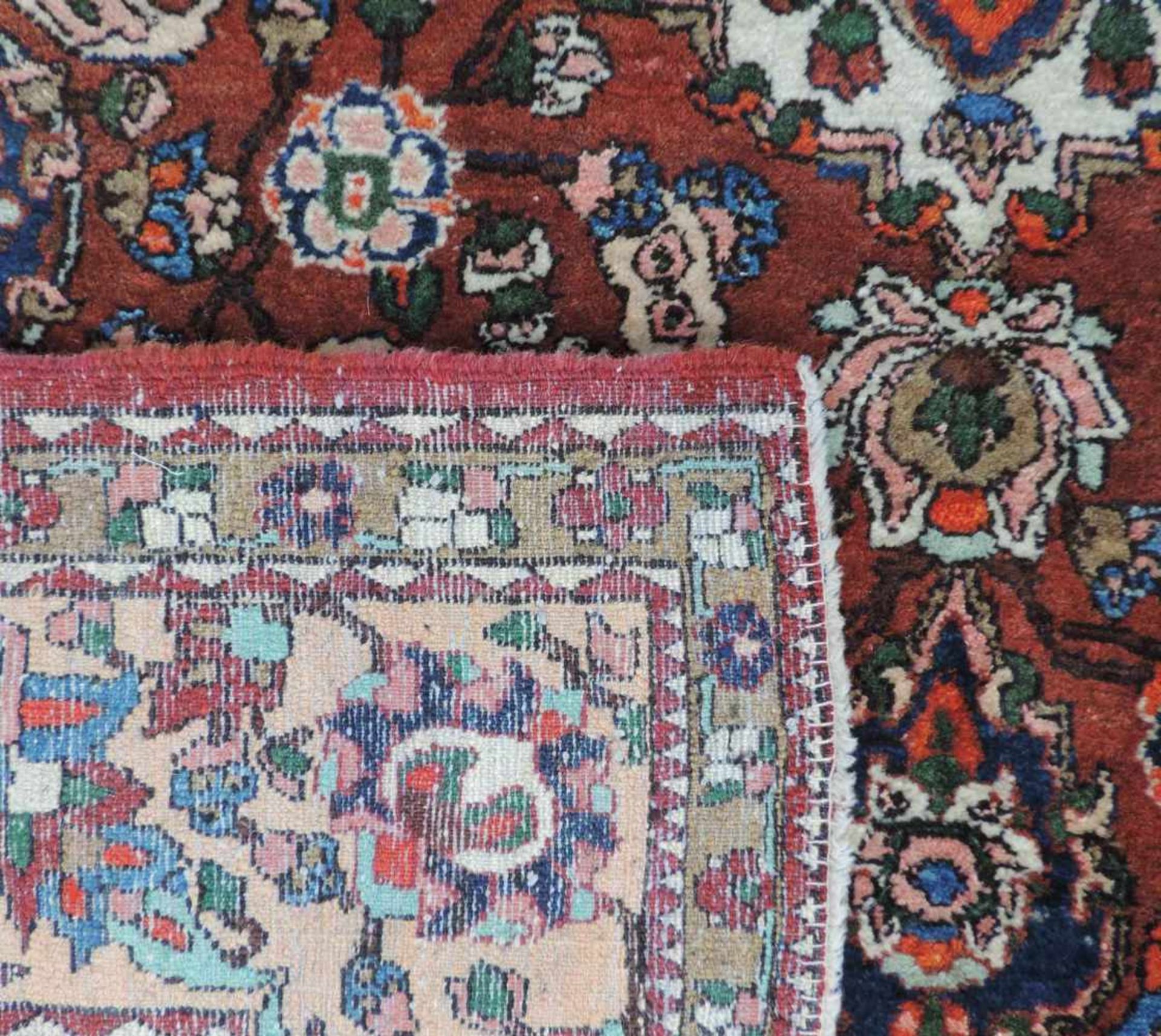 Isfahan Perserteppich. Iran, alt um 1930. Feine Knüpfung. 205 cm x 142 cm. Handgeknüpft. Wolle auf - Bild 2 aus 11
