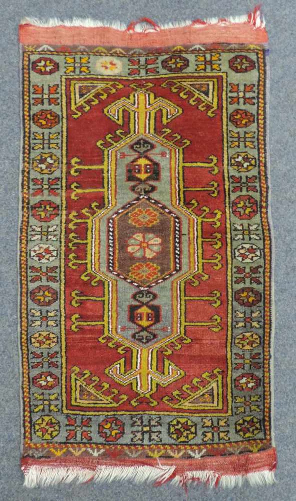 Yastik Sitzteppich. Kappadokien. Türkei. Alt, 1. Hälfte 20. Jahrhundert. 95 cm x 59 cm ohne