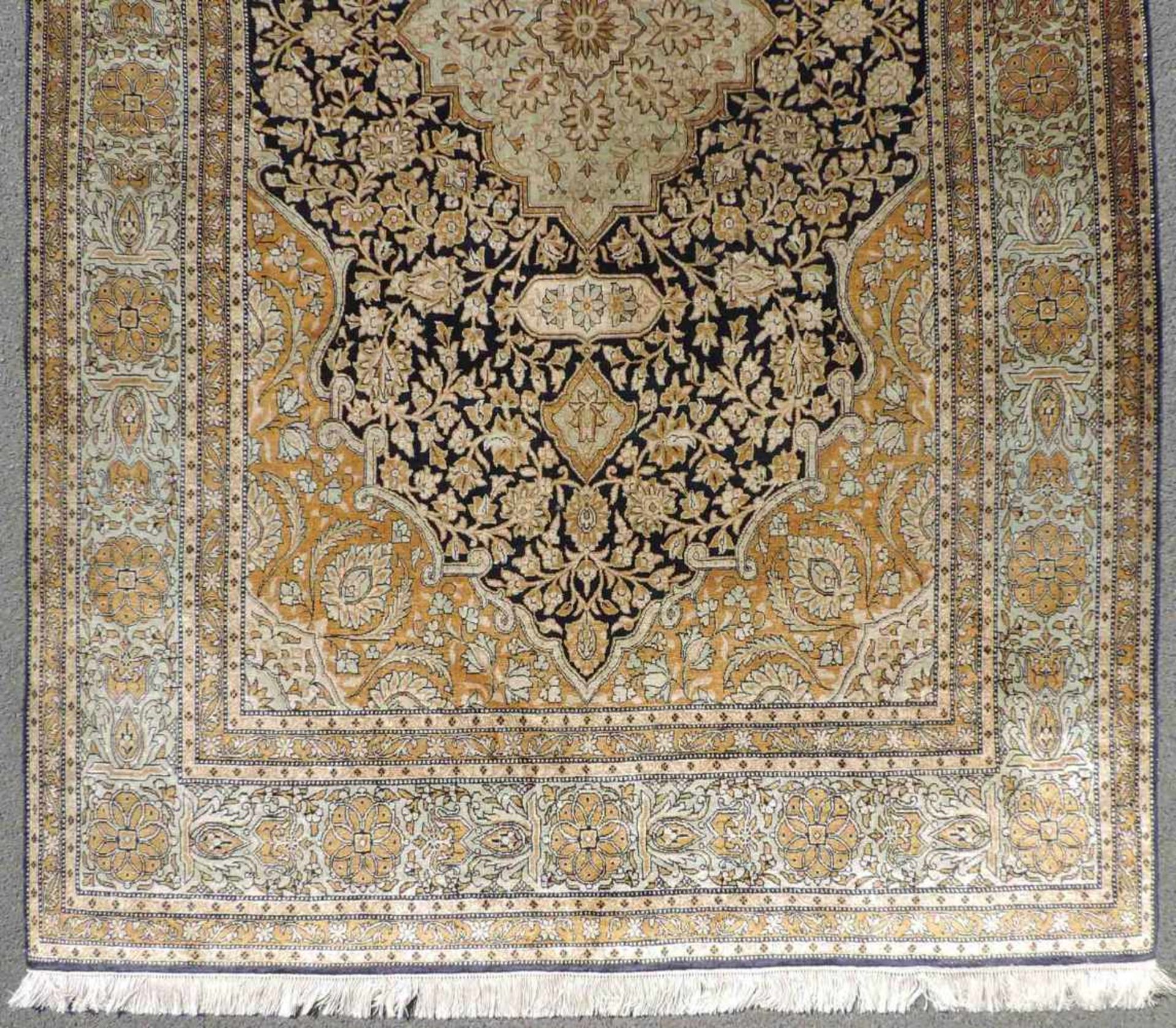 Ghom Seide Perserteppich. Iran. Feine Knüpfung. 222 cm x 138 cm. Orientteppich. Handgeknüpft. - Bild 2 aus 7