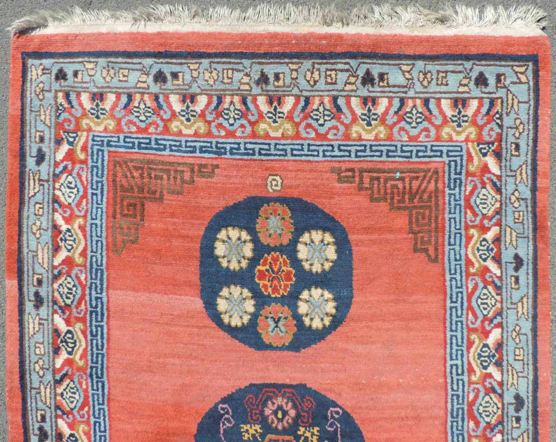 Khaden Meditationsteppich. Nepal / Tibet, Mitte 20. Jahrhundert. 192 cmx 126 cm. Handgeknüpft. Wolle - Bild 4 aus 6